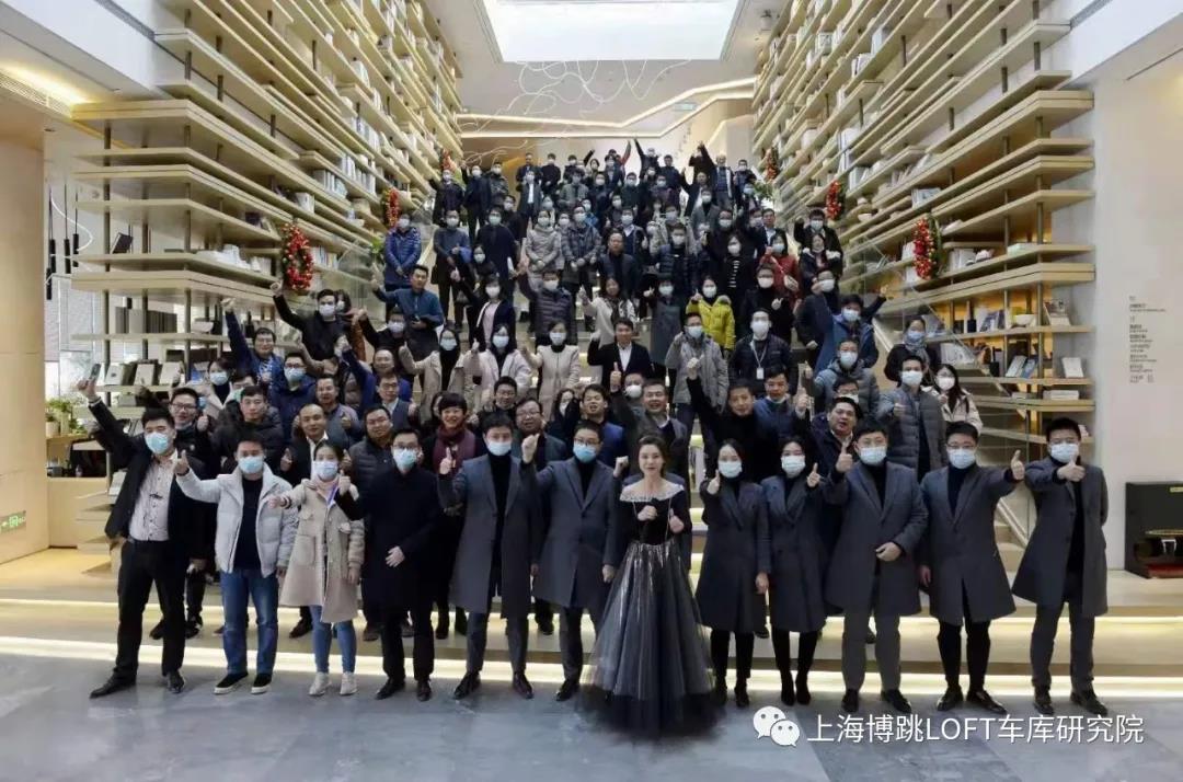 黔江全国一百多人在华侨城汉口道6号参观研讨LOFT专利车库技术！